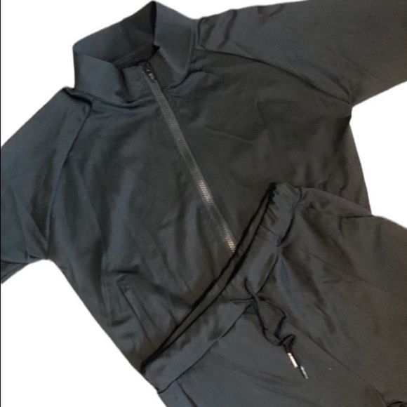 Black 2 Piece Lightweight Workout Set with Pockets - Picture 1 of 3
